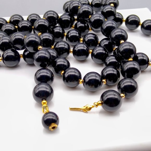 Chic Vintage Black Lucite Beads Necklace with Gold Tone Spacers and Hidden Hand - Picture 4 of 4